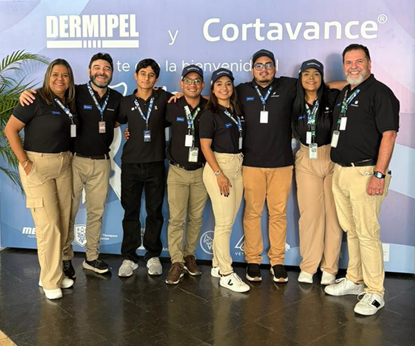 Foto equipo en simposio de medicina veterinaria